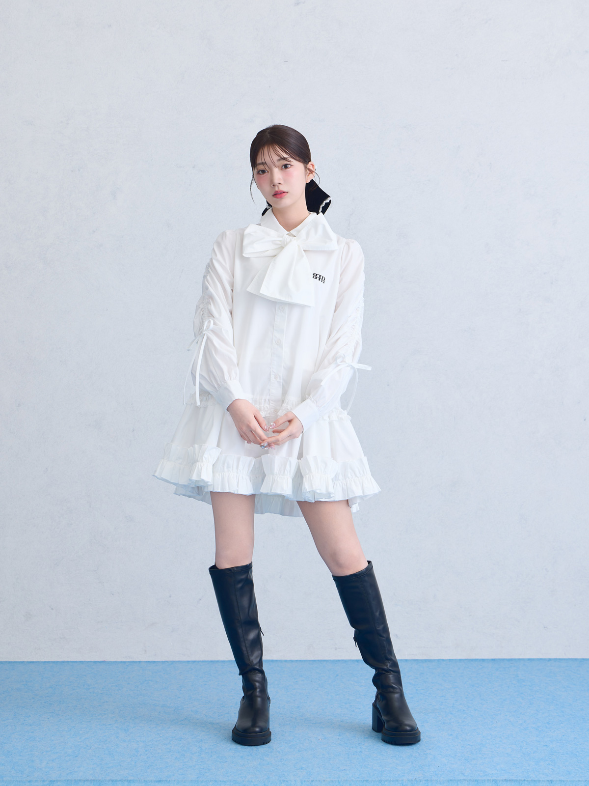 ホワイト シャツワンピース ギャザー入り フリルシャツワンピース 腰紐でギャザー調整可能 選べるブローチ